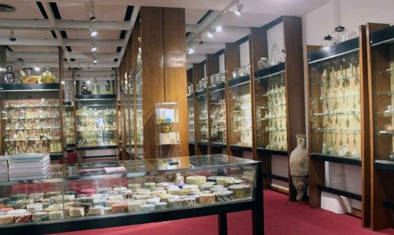 El Museo del Perfume resume miles de años de historia en sus vitrinas / CR