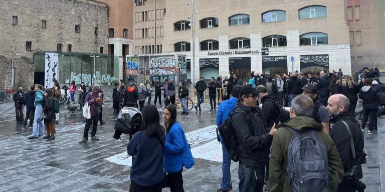 Unas 50 personas se concentran en plaza dels Ángels de Barcelona a favor de los okupas / EP