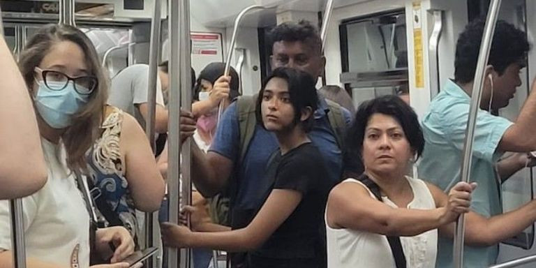 Viajeros en el metro sin mascarilla, este martes / METRÓPOLI