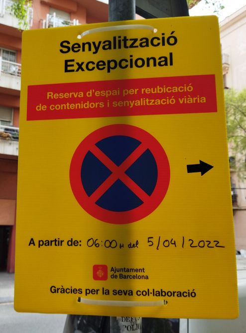 El cartel que anuncia la reubicación de contenedores / METRÓPOLI - JORDI SUBIRANA