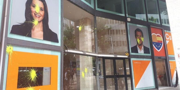 Así de amarilla ha 'lucido' este sábado la sede de Ciudadanos en su sede de Barcelona / Ciudadanos
