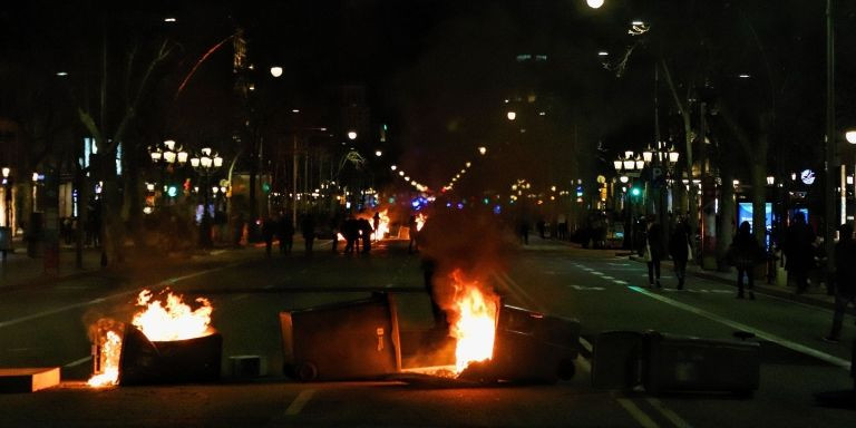 Contenedores ardiendo en el paseo de Gràcia por los disturbios en apoyo a Hasél / ELISABET GONZALEZ