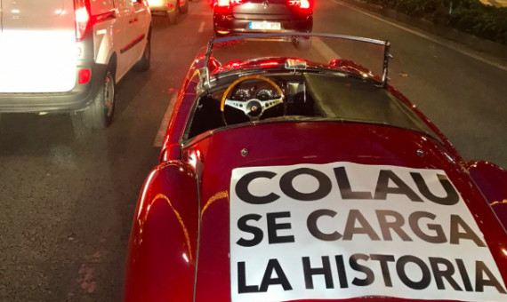 Colau se carga la historia en una pancarta de un coche histórico