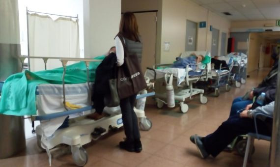 Camillas con enfermos en los pasillos de urgencias del Hospital Vall d'Hebron de Barcelona el pasado invierno / ARCHIVO
