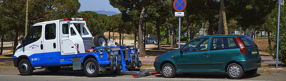 La grúa municipal se lleva un coche mal aparcado en Barcelona / B:SM