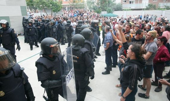Cordón policial durante el referéndum del pasado 1-O / EFE