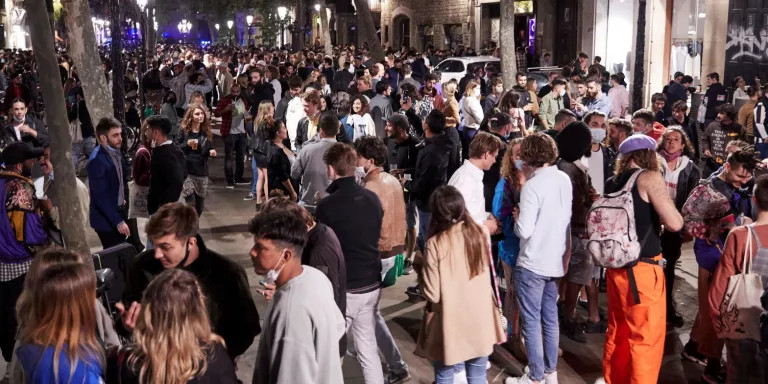 Centenares de jóvenes en un botellón de Barcelona / EFE