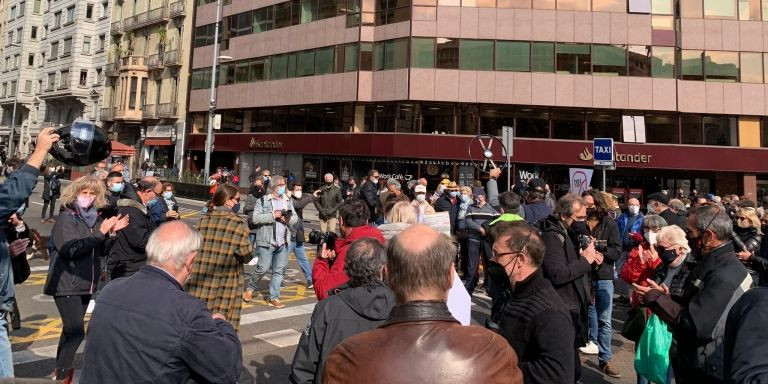 Manifestantes en la protesta para pedir la dimisión de Ada Colau / V. M