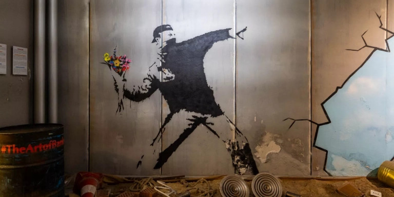 Obra expuesta en el Museo Banksy de Barcelona Love is in the air / GALA ESPÍN