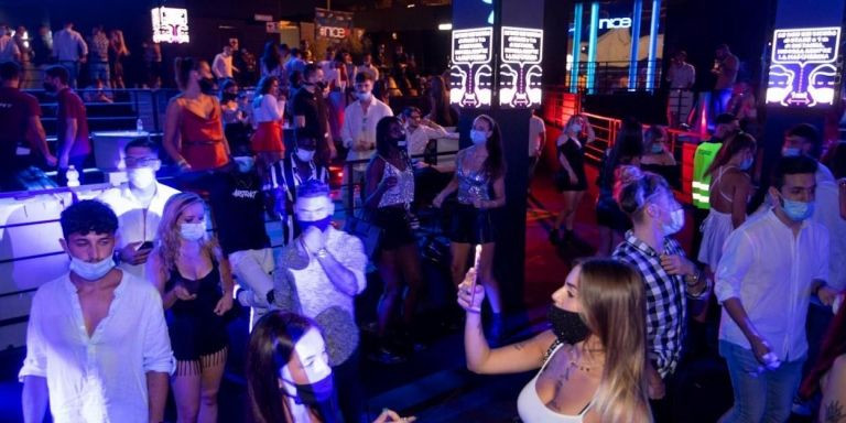 Imagen de una discoteca en Roma, donde el ocio nocturno ya se ha reabierto con mascarillas / EFE