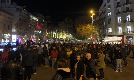 Restauradores protestando en el paseo de Gràcia contra la Generalitat / ELENA GARRIDO