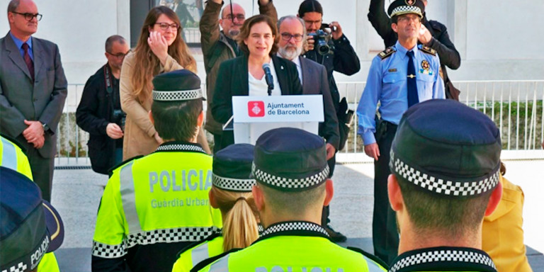 Ada Colau, alcaldesa de Barcelona, en un acto oficial con la Guardia Urbana / EUROPA PRESS