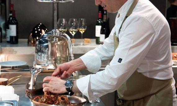 El chef Romain Fornell elaborando uno de sus plato/ CEDIDA
