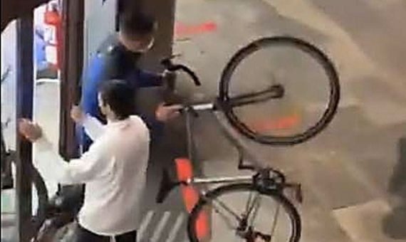 Asaltantes roban una bicicleta tras el saqueo a un comercio, el viernes en Barcelona / REDES SOCIALES
