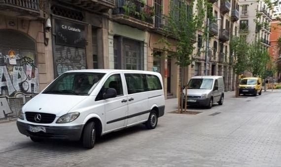 Las furgonetas y los coches aparcan donde quieren en la calle del Comerç / Joaquín Chanovas
