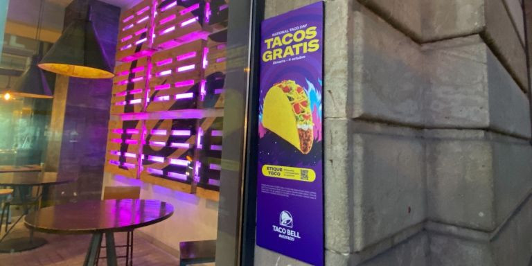 Cartel de la promoción en un establecimiento de Taco Bell en Barcelona /  METRÓPOLI