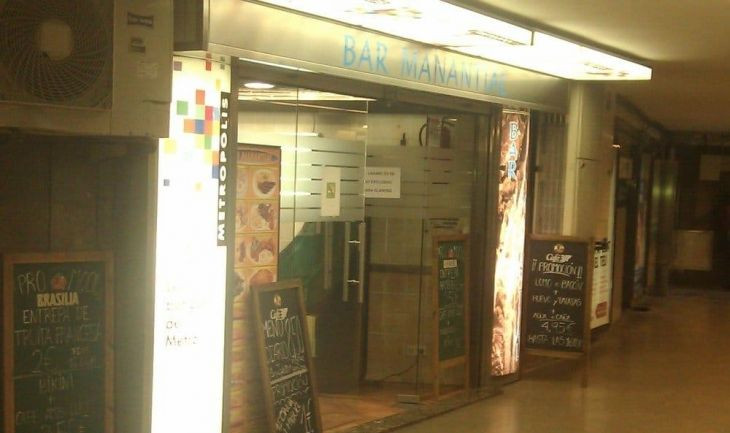 Exterior del Bar Manantial, situado en la parada de metro de Plaza Catalunya