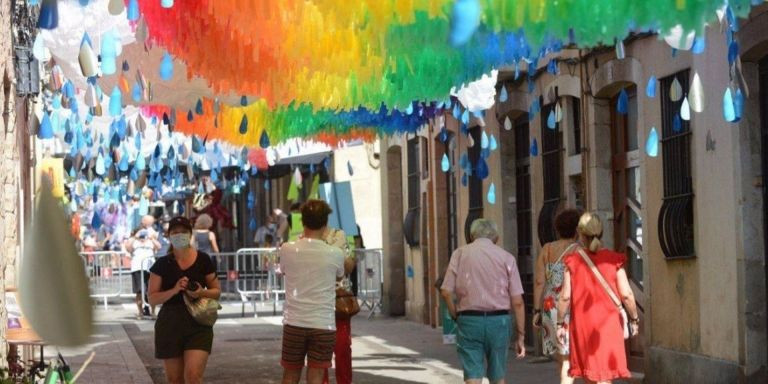 Una de las calles con decoración aérea en la fiesta mayor de Gràcia, en Barcelona / AYUNTAMIENTO DE BARCELONA
