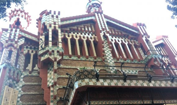 Fachada exterior de la Casa Vicens / AROA ORTEGA