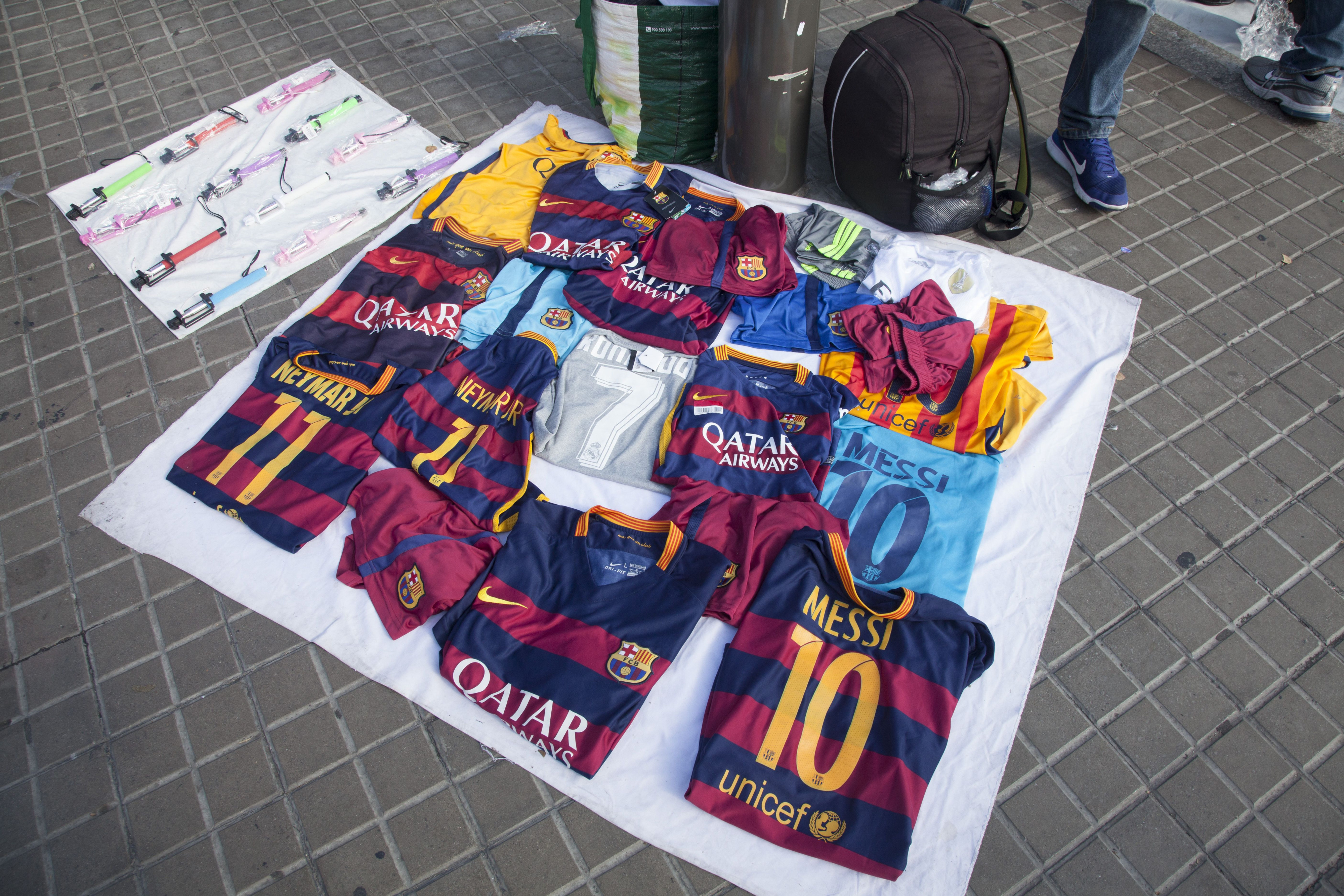 Camisetas de fútbol a la venta en el Top Manta / HUGO FERNÁNDEZ