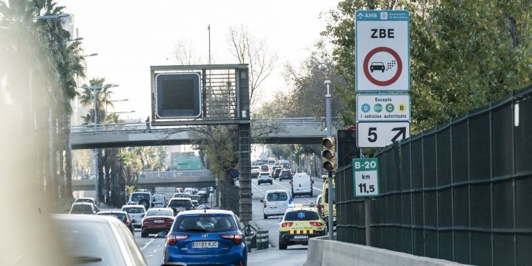 Cartel indicador de la Zona de Bajas Emisiones (ZBE) en Barcelona / AJ BCN