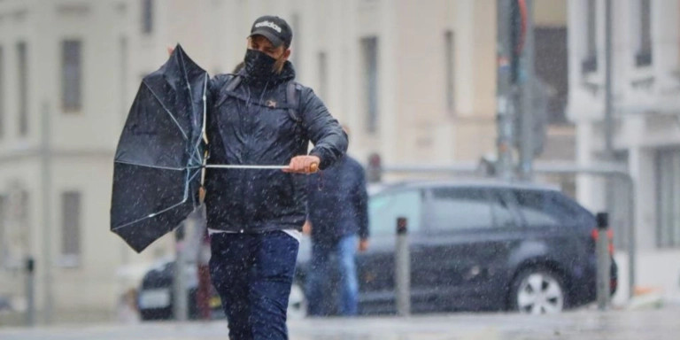 Un hombre se pasea bajo la lluvia / EUROPA PRESS
