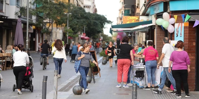 Gente paseando por las calles de Castelldefels / AJ CASTELLDEFELS