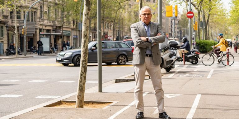 Josep Bou, en un carril bici de la Gran Via / METRÓPOLI - LUIS MIGUEL AÑÓN 