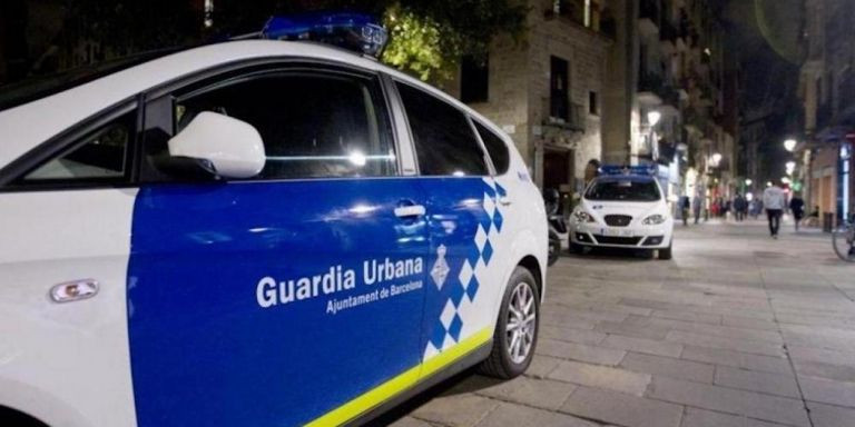 Dos coches de la Guardia Urbana de Barcelona, en una imagen de archivo / EFE