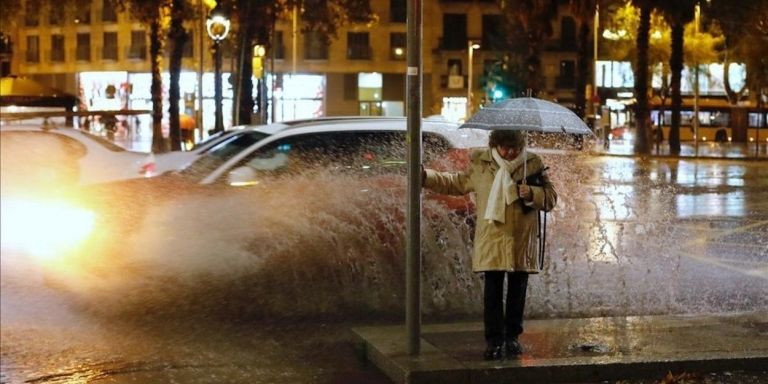 Una mujer sufriendo las consecuencias de las inundaciones por lluvia en Barcelona / EFE
