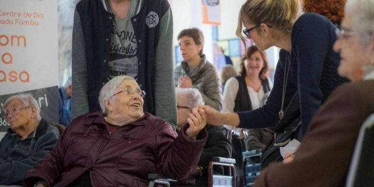 Los ancianos pueblan los casales de Barcelona / ARCHIVO