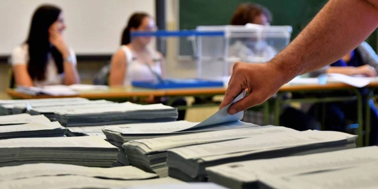 Papeletas que se encuentran junto a las mesas electorales el día de las elecciones / EFE