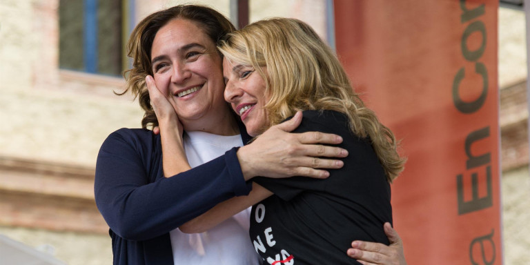 La alcaldesa y candidata de BComú, Ada Colau, en un acto de campaña junto a la vicepresidenta segunda del Gobierno, Yolanda Díaz / EUROPA PRESS