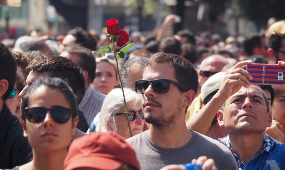 En el homenaje en la Plaça Catalunya del pasado viernes ya se dejaron ver las primeras rosas  / AM