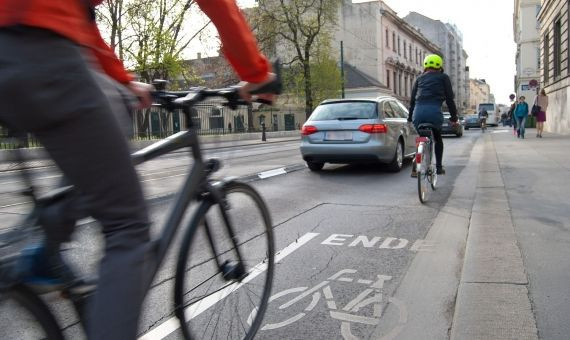 Ciclistas circulando en la ciudad