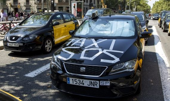 Taxis en la huelga de Barcelona / HUGO FERNÁNDEZ