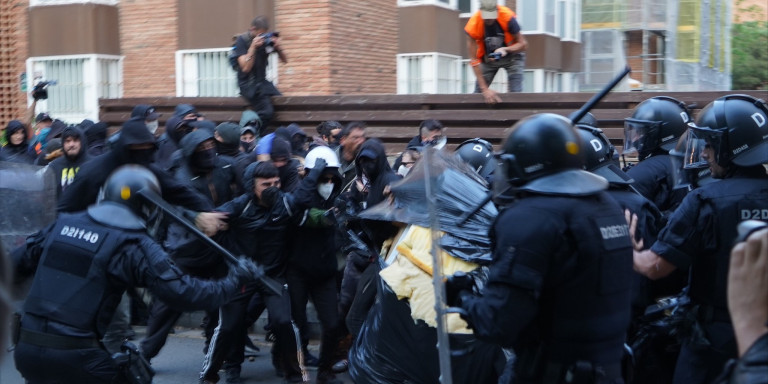 Cargas policiales en la calle Solsonès / GALA ESPÍN