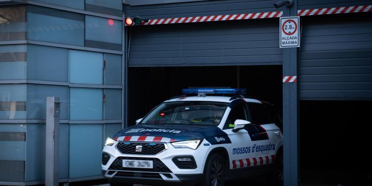 El jugador de fútbol Dani Alves sale detenido en un coche policial tras acudir a declarar en la Comisaría de Les Corts / EUROPA PRESS