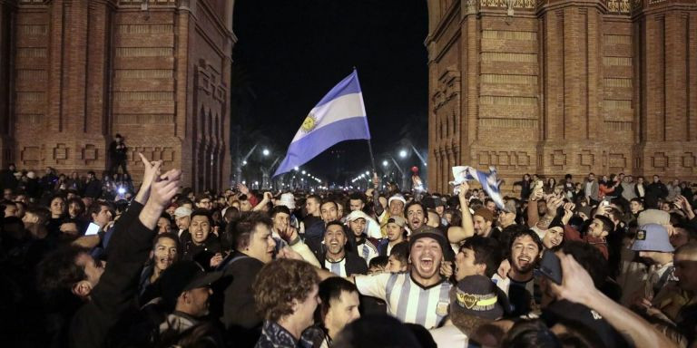 Aficionados de Argentina en el Arc de Triomf de Barcelona / EUROPA PRESS