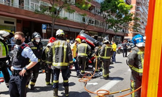 Despliegue de policías, bomberos y sanitarios en el espectacular accidente de la Zona Franca / TWITTER