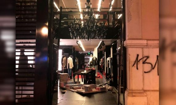 Tienda de Dolce&Gabbana tras ser asaltada por una de las bandas del paseo de Gràcia / CG