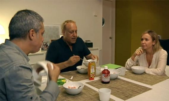 Albert Om, Josep Maria Mainat y Angela Dobrowolski cenando / 'EL CONVIDAT' - TV3