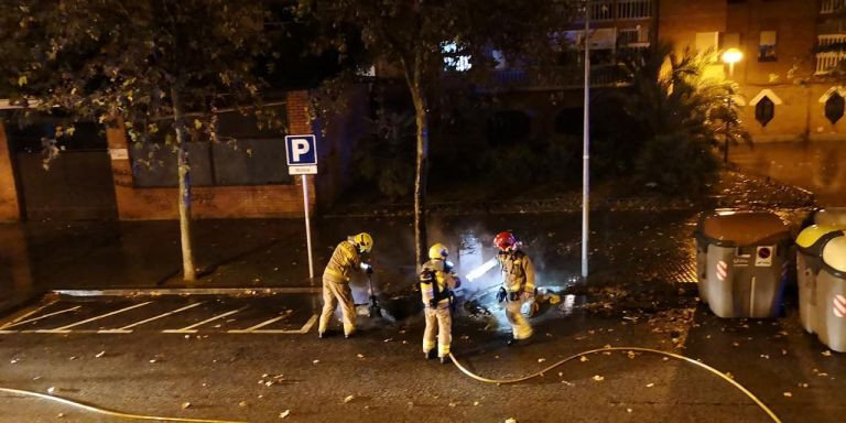 Los bomberos extinguen un fuego este pasado domingo 30 de agosto en la calle Sant Lluc, en el barrio de Sant Roc / FACEBOOK