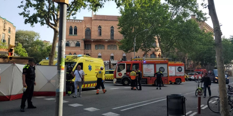 Guardia Urbana, Bombers y SEM acordonan la zona del accidente en Sant Pau / CEDIDA