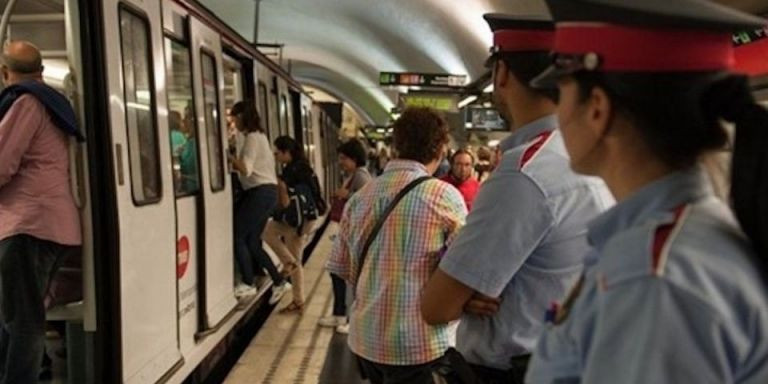 Mossos vigilan la presencia de carteristas en el transporte público / EUROPA PRESS