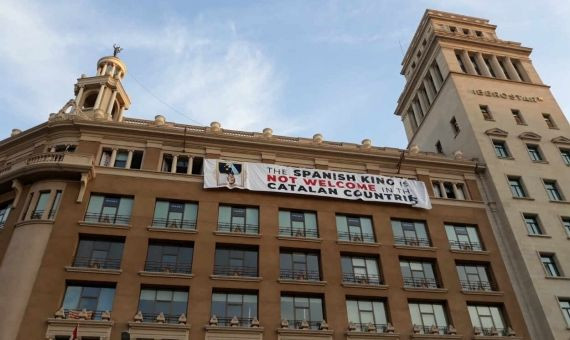 Los Mossos no han logrado retirar la pancarta de plaza Catalunya / EP