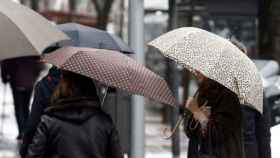 Varias personas pasean por Barcelona con paraguas a causa de las lluvias / EUROPA PRESS