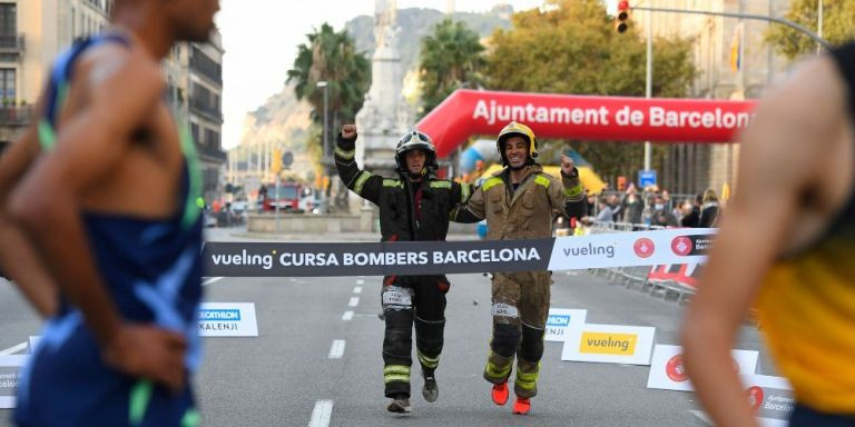 Dos bomberos cruzan la meta de la Cursa de Bombers / CURSA DE BOMBERS DE BARCELONA