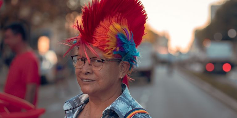 Una asistente del desfile del Pride con una peluca con los colores de la bandera LGTBI / MARCELO RÍOS - @wolf_rios