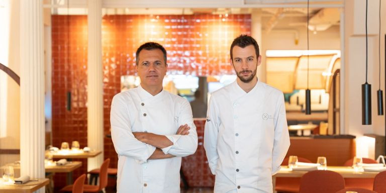 Los chefs Oriol Castro y Nil Dulcet, dos de los socios del Compartir Barcelona, retratados por Metrópoli / LUIS MIGUEL AÑÓN (MA)